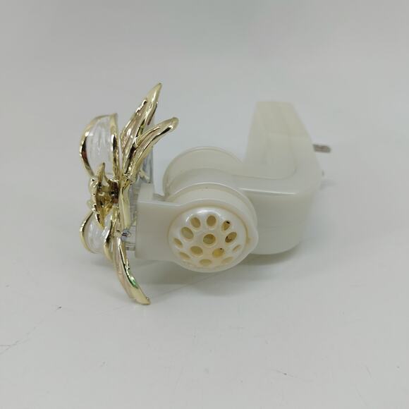 Bath & Body Works Lily Wallflower Fragrance Diffuser Plug - Picture 9 of 12